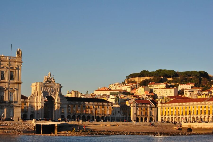 Private Romantic cruise with sparkling wine- 2-Hour- Lisbon - Shared or private: choose with care