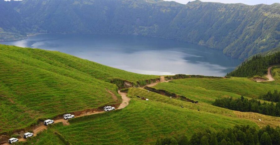 São Miguel, Azores: Sete Cidades Half-Day Jeep Tour - The famous green and blue lakes