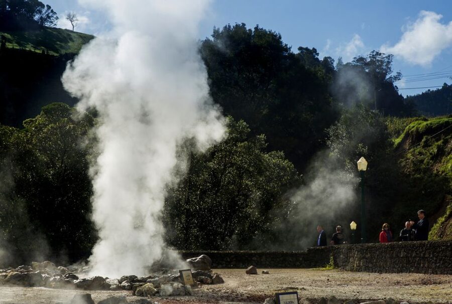 São Miguel East: Full-Day Van Tour with Lunch - Ribeira dos Caldeirões adds water and gardens