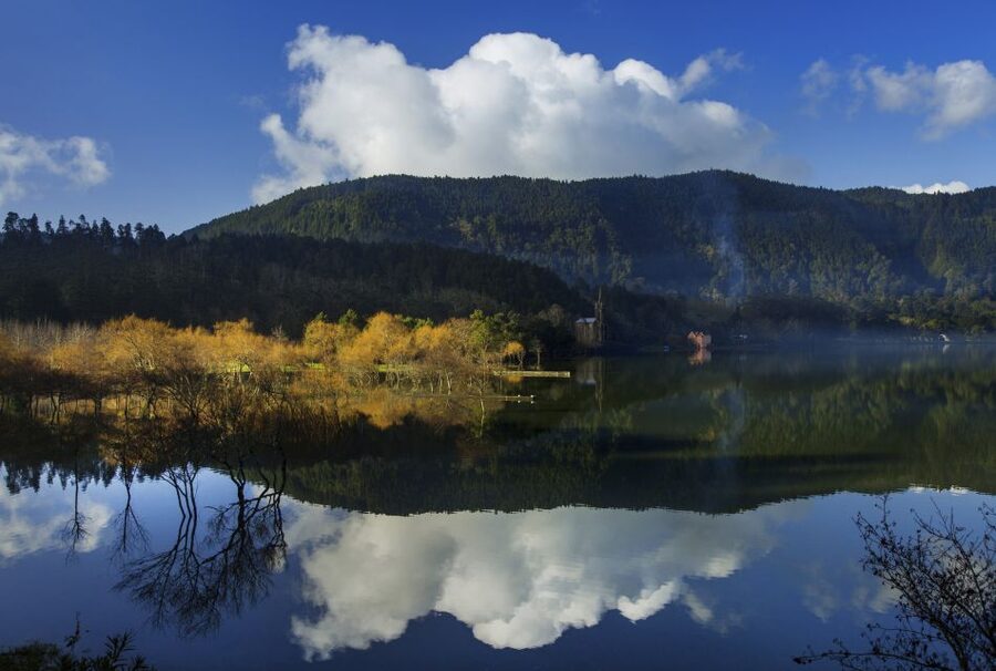 São Miguel East: Full-Day Van Tour with Lunch - What the van and guide add to the day