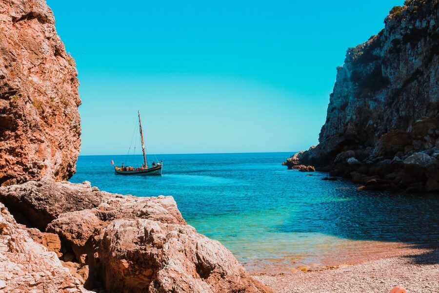 Sesimbra: Arrábida Beaches & Caves Boat Tour with Snorkeling - Baleeira and the story of the whaling bay