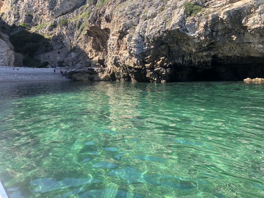 Sesimbra: Arrábida Beaches & Caves Boat Tour with Snorkeling - Caves, cliffs, and the run toward Cabo Espichel