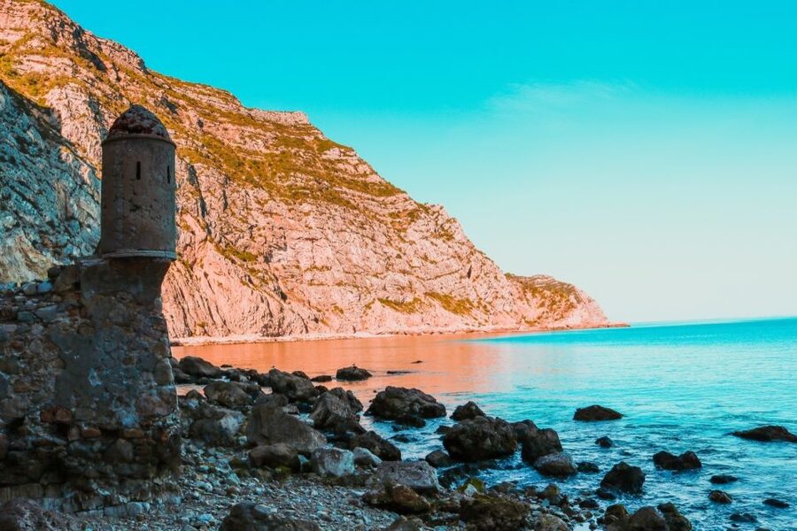 Sesimbra: Arrábida Beaches & Caves Boat Tour with Snorkeling - The guides make the difference