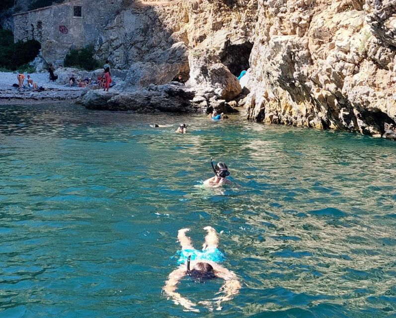 Sesimbra: Secret Bays and Beaches Boat Tour with Snorkeling - Guides who make the difference
