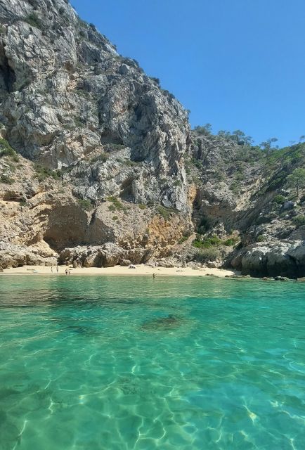 Sesimbra: Secret Bays and Beaches Boat Tour with Snorkeling - Cova Beach and the first look at marine life