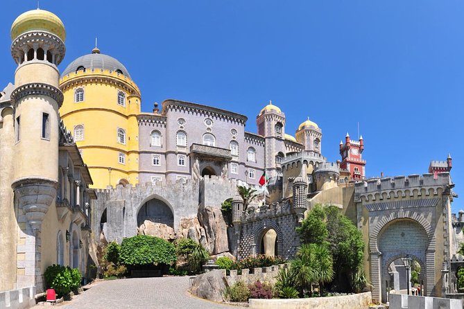 Sintra, Pena Palace, Quinta da Regaleira & Cascais Group Tour - The guides and the way the day feels