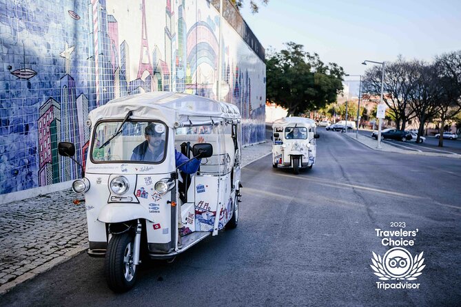 Welcome Lisbon Tour with Local Guide in Private Eco Tuk Tuk - What the guides add to the ride